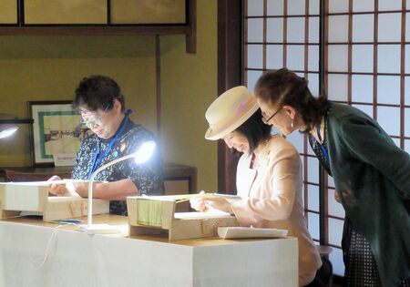 佐賀の伝統工芸「佐賀錦」の手織り体験をされる彬子さま（中）＝10日、佐賀市の市歴史民俗館（旧福田家）