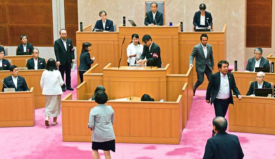 百条委員会の設置決議案について投票する議員＝９日午後、県議会