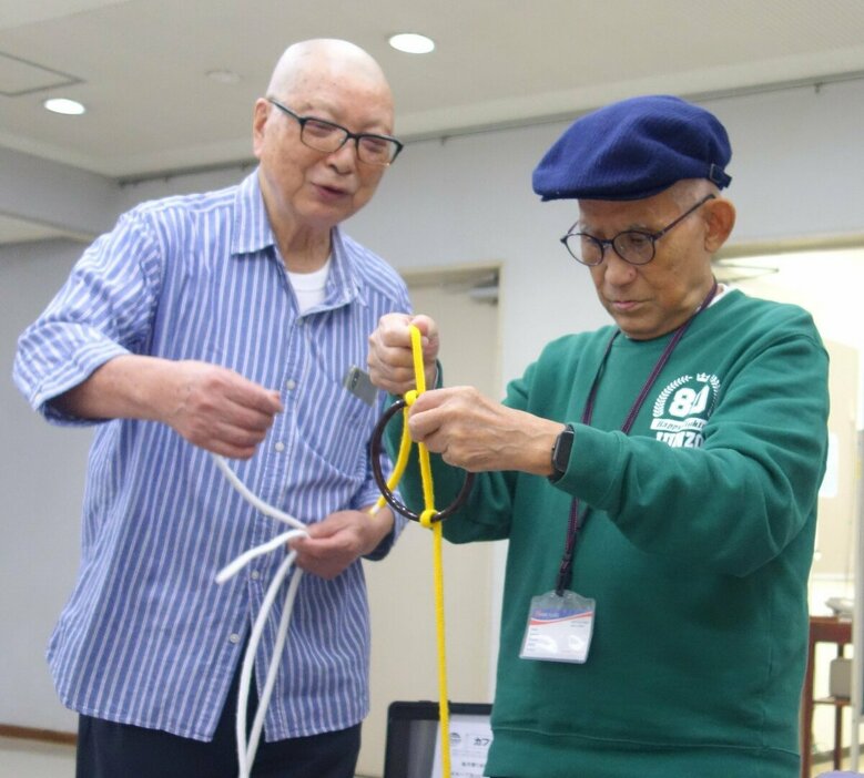 手品の練習をする佐藤基行さん（左）と渡辺淳三さん。共に80歳だ（撮影/國府田英之）