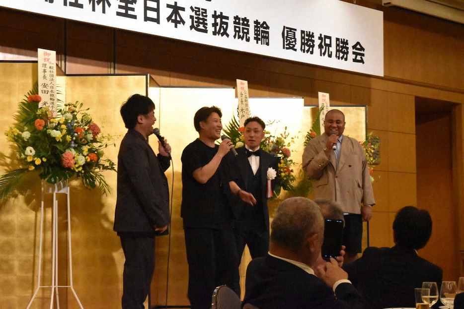 競輪選手の郡司浩平（右から2人目）の全日本選抜競輪優勝祝勝会に登場したおたけ（左から2人目）