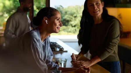 2024年秋、Appleから発表されたAirPods Pro 2における聴覚のサポートは補聴器なのか、それとも集音器なのか？（写真：アップル）