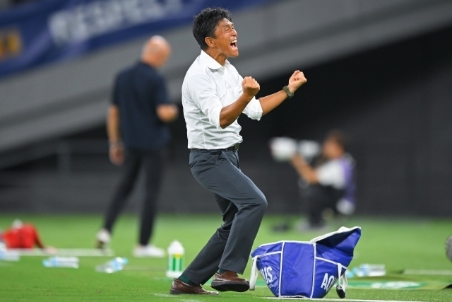 東京Vを率いる城福監督。写真：金子拓弥（サッカーダイジェスト写真部）