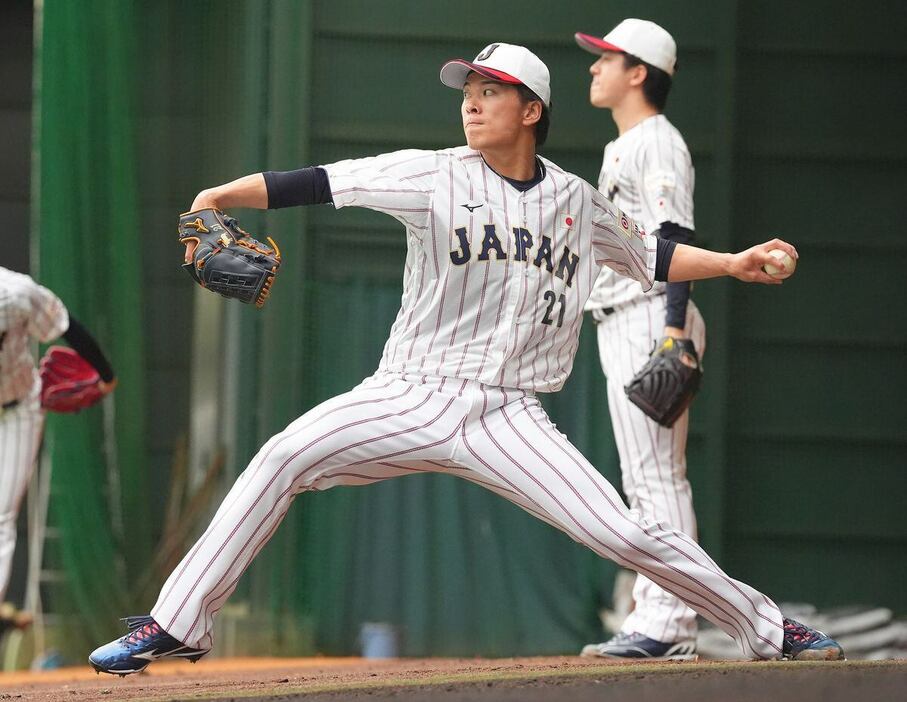 ブルペンで投球練習する侍ジャパン・早川隆久＝清武総合運動公園（撮影・松永渉平）