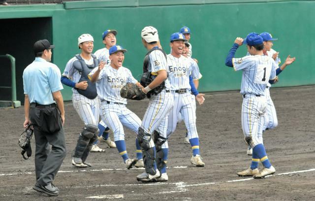 神村学園（鹿児島）に競り勝ち、喜ぶエナジックスポーツ（沖縄）の選手たち=2024年10月26日、大分市・別大興産スタジアム、酒瀬川亮介撮影