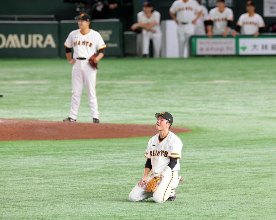 ９回２死三塁、牧秀悟の打球に坂本勇人が飛びつくも左前適時打となった（後方は打たれた菅野智之、カメラ・上村　尚平）