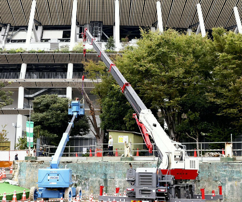 明治神宮外苑で始まった樹木の伐採作業（２８日午後）＝三浦邦彦撮影