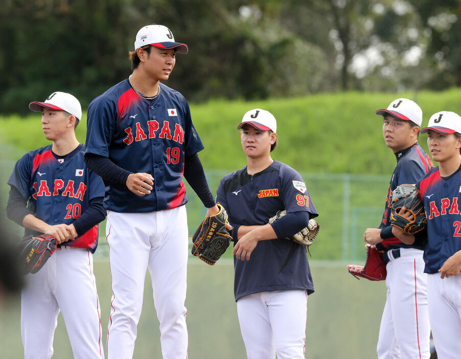 投内連係を行う、左から巨人戸郷、中日高橋、巨人井上、阪神才木、楽天早川（撮影・上山淳一）