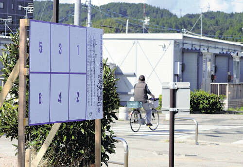 仮設住宅が多く集まるエリアに設置された衆院選のポスター掲示板