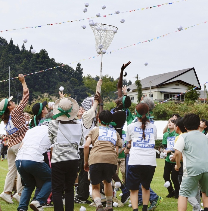 運動会で玉入れをする参加者