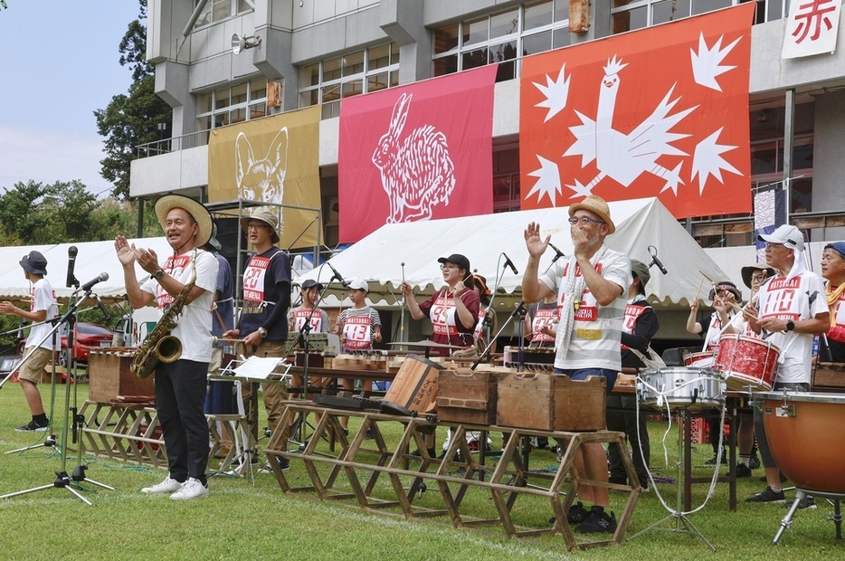 運動会で演奏する市民楽団＝2024年9月7日、新潟県十日町市