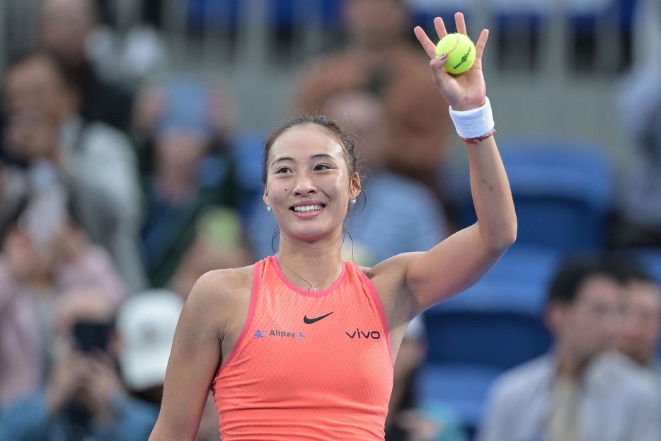 女子テニス、東レ・パンパシフィック・オープン、シングルス準決勝。勝利を喜ぶ鄭欽文（2024年10月26日撮影）。【翻訳編集】 AFPBB News