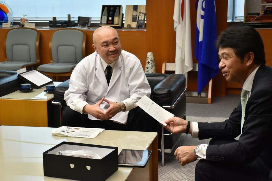 今後のブランド展開について報告した山口晃平会長(左)=水戸市笠原町の県庁