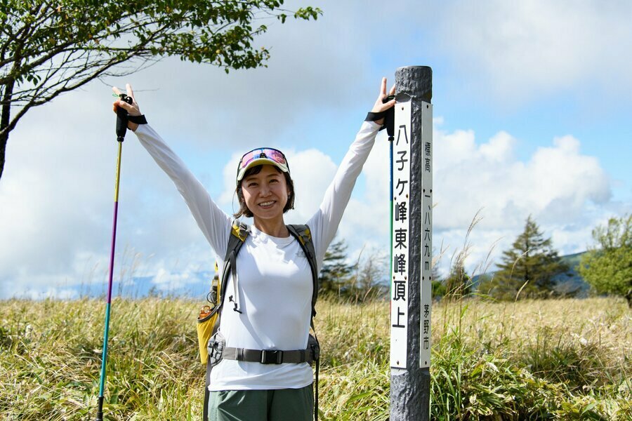 通り過ぎそうになったが、見逃さずにしっかり八子ケ峰東峰頂上の道標で記念撮影