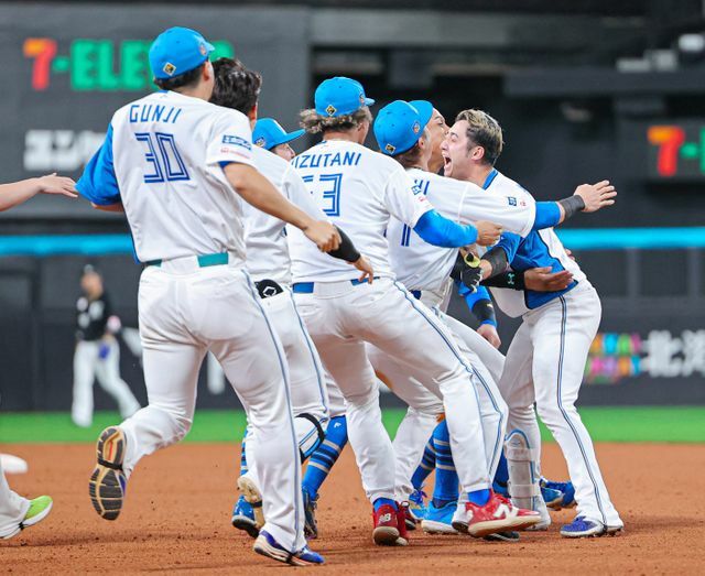 サヨナラ勝利を喜ぶ淺間大基選手ら日本ハムの選手たち【写真：時事】