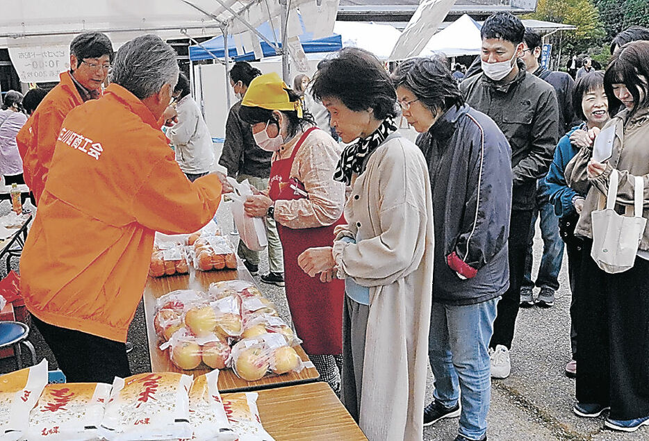 新米や野菜を買い求める来場者＝砺波市の庄川水記念公園