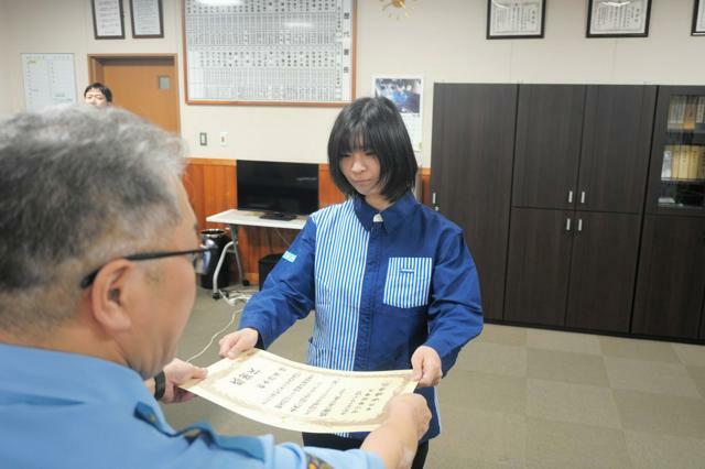 田辺署の中峰恵也署長から感謝状を受け取る松本偲甫さん=2024年10月24日、和歌山県田辺市、勝部真一撮影