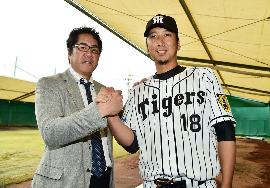 中西清起氏（左）と藤川監督（2016年2月20日撮影）