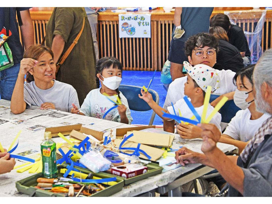 親子連れでにぎわった「わくわく遊び広場」＝29日、鹿児島県奄美市笠利町の県奄美パーク