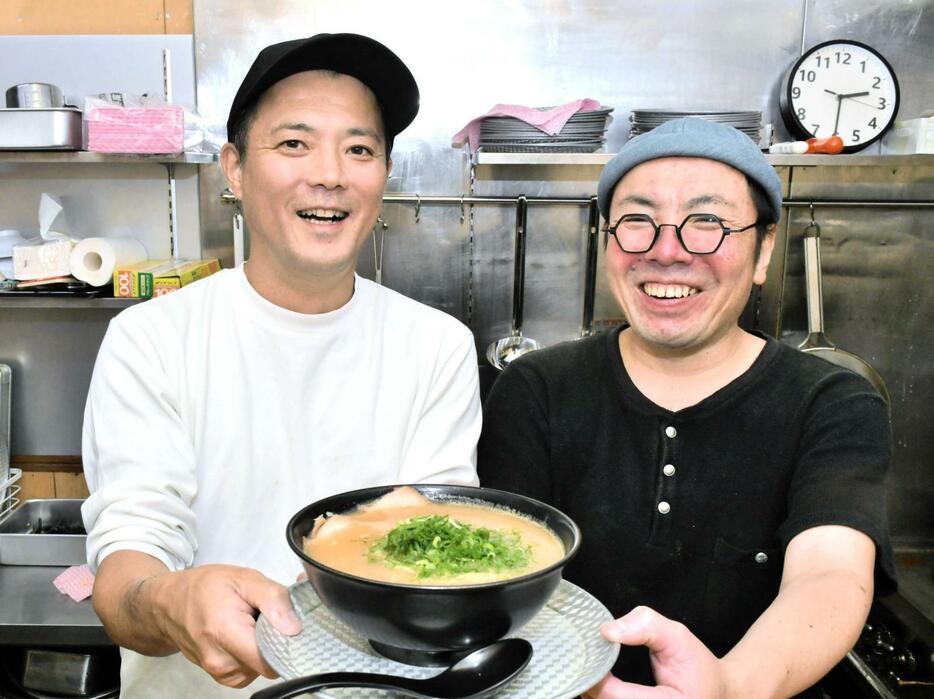 「みそラーメン　さつき」を復活させる渡部正之さん（左）と店長の瀬戸貴正さん＝兵庫区門口町