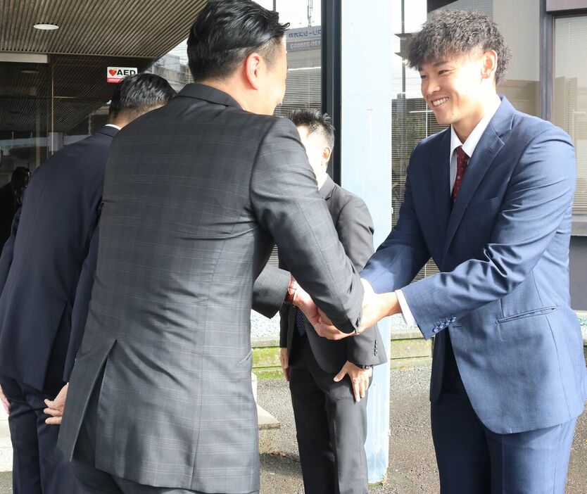 指名あいさつ前に阪神から育成３位で指名を受けたくふうハヤテの早川太貴（右）は笑顔で筒井和也スカウトらを出迎える