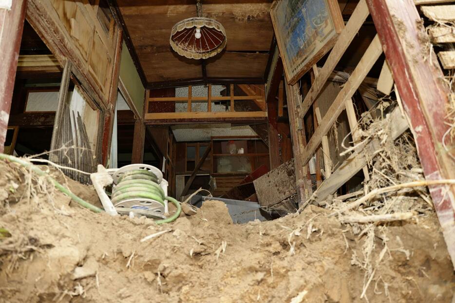 記録的豪雨で輪島中の校庭の土砂が流れ込んだ住宅＝8日、石川県輪島市