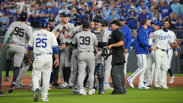 両軍がグラウンドに飛び出し一触即発(写真：USA TODAY Sports/ロイター/アフロ)