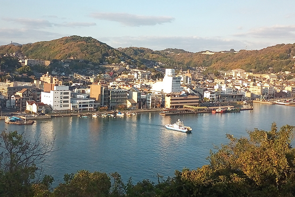 渡し船が行き交う尾道水道。向島の「兼吉の丘」付近から（山本佳典撮影）。