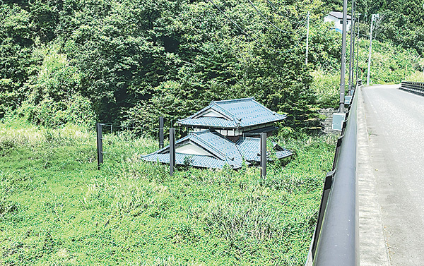 震災遺構として保存された木籠集落の家屋。今も土砂に埋まっている（新潟県長岡市で）