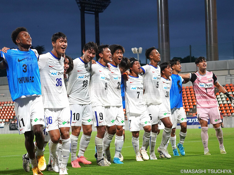 大宮アルディージャU18戦の試合後。チームメイトと喜びを分かち合う