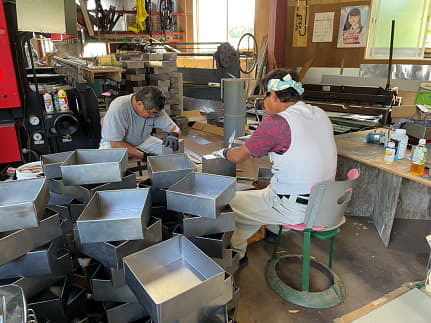 三浦板金工業での缶の製作風景＝２０２２年、宮城県南三陸町（南三陸３１１メモリアル提供）