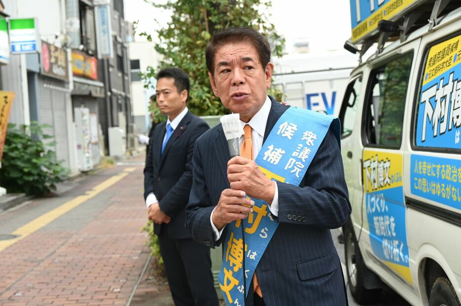 落選確実が報じられた自民党非公認で無所属出馬した下村博文元文部科学相＝18日午後、東京都板橋区（奥原慎平撮影）