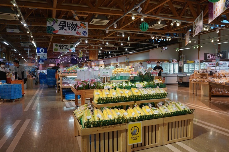 朝摘みの野菜や果物が並ぶ青果コーナー