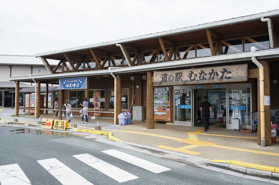 釣川の東岸、さつき橋のたもとに立つ道の駅むなかた。観光物産館は2023年8月にリニューアル