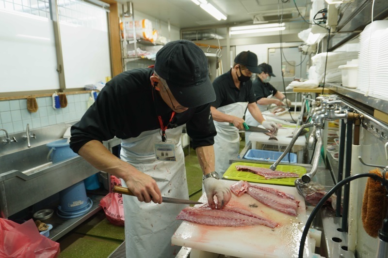 鮮魚コーナーでは1匹まるごとの魚を三枚に下ろす有料サービスも