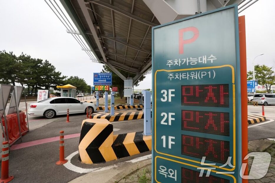 今年の夏休みシーズンに車がぎっしりと駐車された仁川国際空港の長期駐車場(c)news1