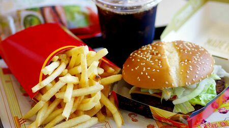 「ハンバーガー大学」での教育は、店舗スタッフの育成にとどまらない（写真：shima-risu／PIXTA）