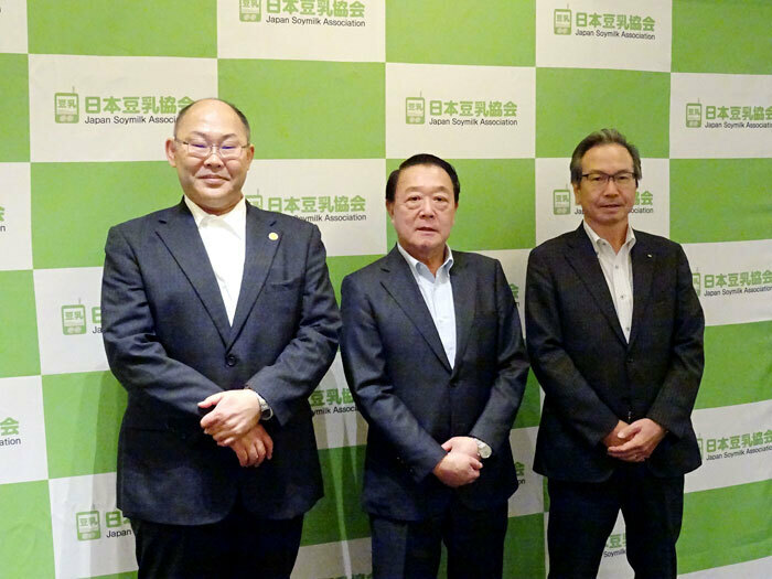 （左から）大島秀隆広報部会長、山﨑孝一会長、加藤一郎副会長