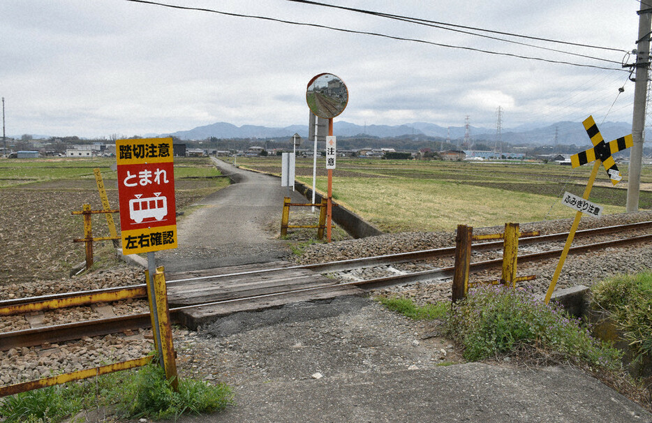 女児が電車にはねられた上信電鉄の踏切＝群馬県高崎市吉井町小暮で２０２４年４月６日午後０時４０分、日向梓撮影