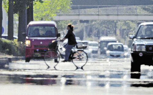 名古屋市内で見られた「逃げ水」（８月１３日）＝稲垣政則撮影