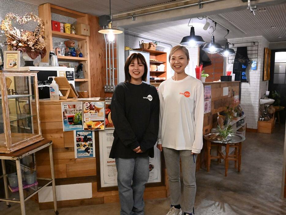 写真右が店主の前田さと子さん