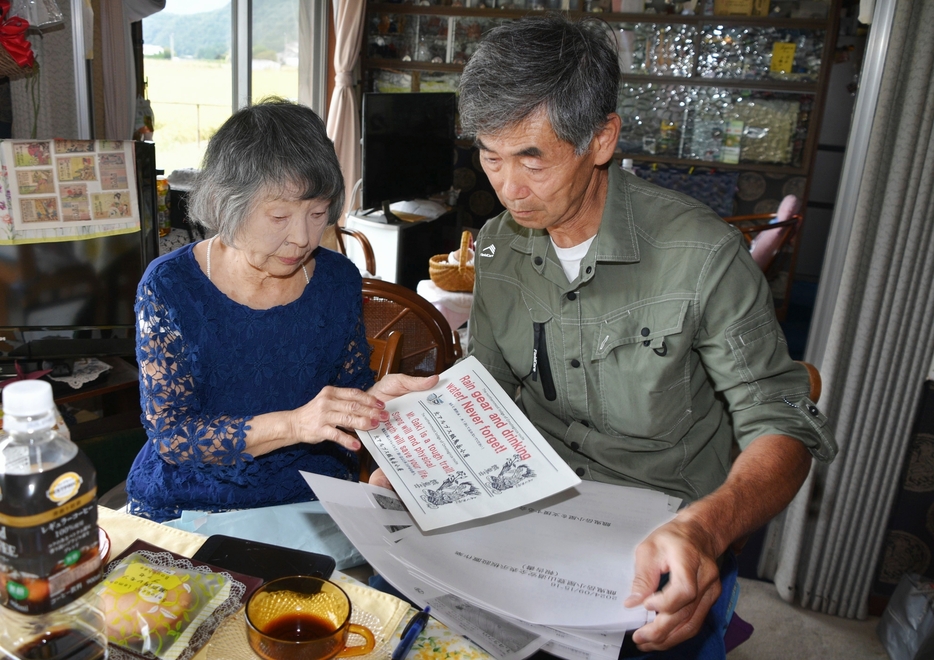 「餓鬼岳小屋」を守ってきた伊東さん（左）とプレート設置を考案した大場さん