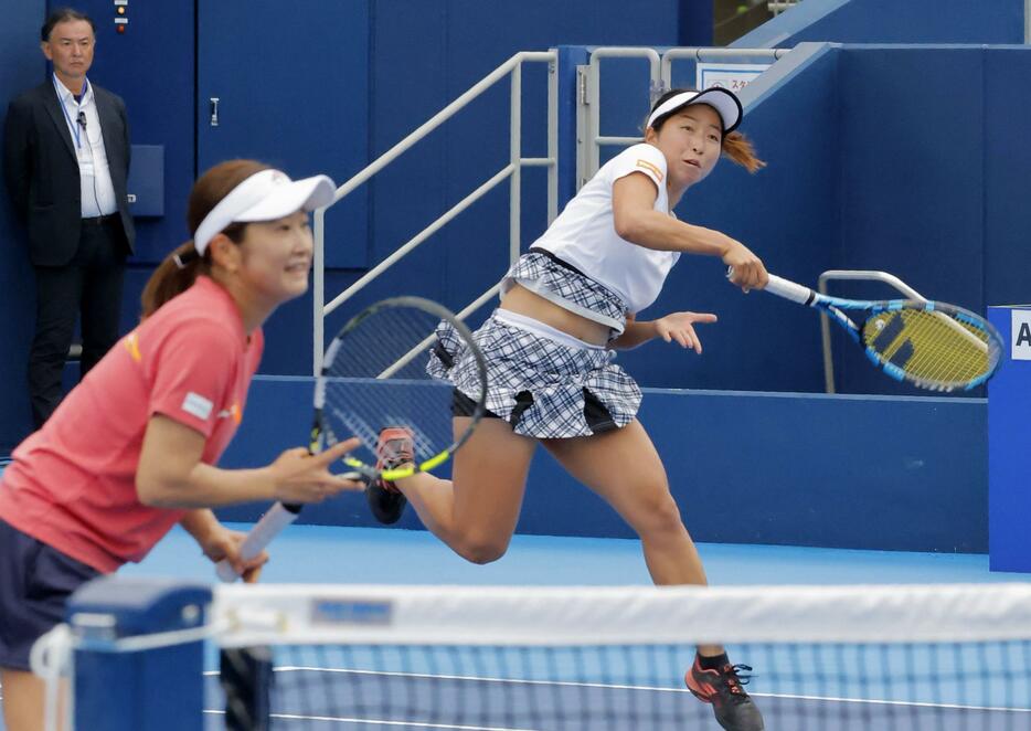 ダブルス1回戦でプレーする清水綾乃（右）、清水映里組＝有明テニスの森公園