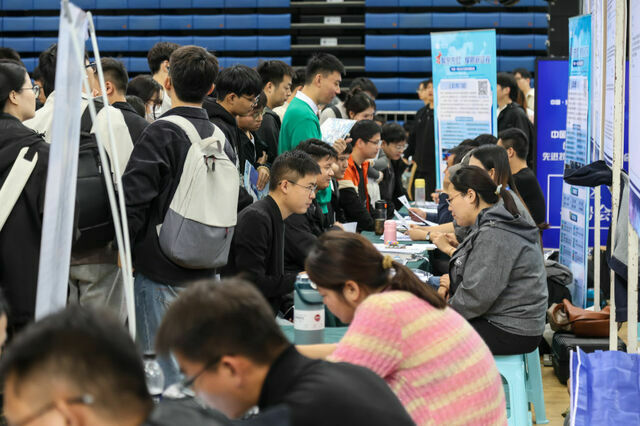 中国の就職難は深刻さを増しているー。写真は10月18日に河南省鄭州市の鄭州大学で開かれた就職説明会　Photo/gettyimages