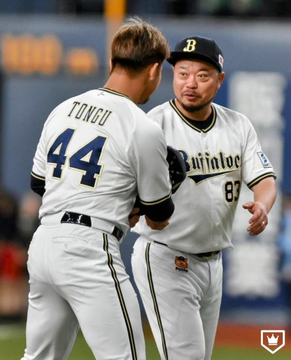 頓宮裕真、小谷野栄一コーチ [写真＝北野正樹]