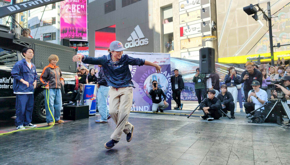 渋谷の路上でパフォーマンスを行った湯浅亜実（カメラ・林　直史）