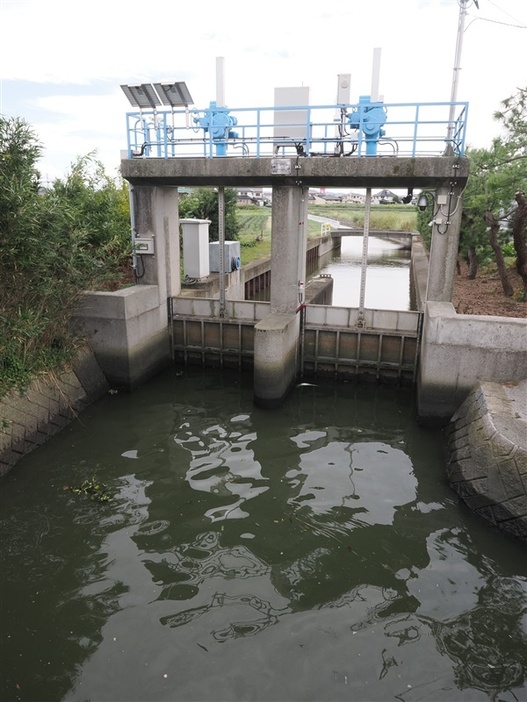 水門の開閉を遠隔操作できるようにした福岡県遠賀町の平田川井堰