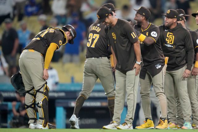 勝利後、お互いに頭を下げるヒガシオカ選手とダルビッシュ投手(写真：AP/アフロ)