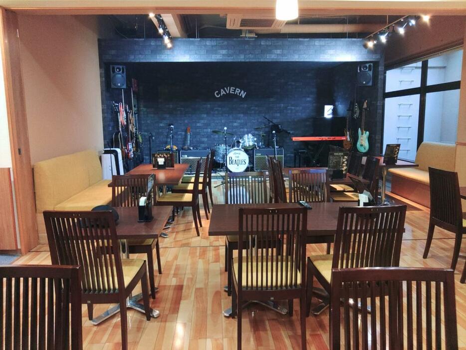 「とんかつ れのん」「LIVE BAR CAVERN MATSUDO」店内。奥にステージがある