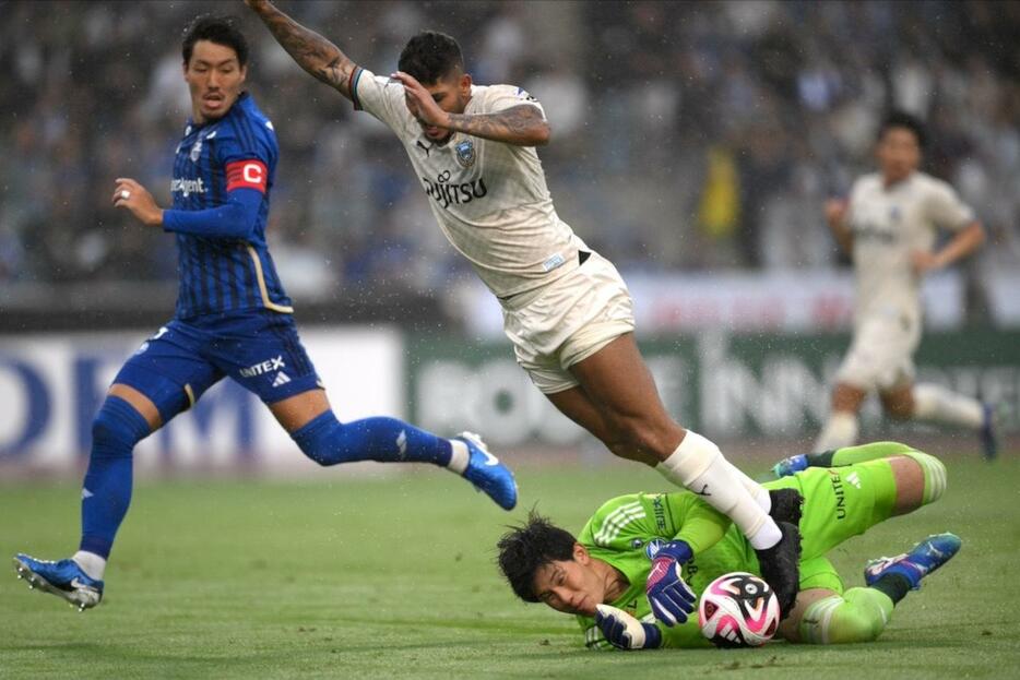 エリソンが抜け出したところでGK谷晃生と接触して川崎FがPKを獲得（写真◎J.LEAGUE）