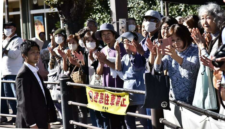 候補者の立会演説会に集まった聴衆。27日の投開票に向けた選挙戦が始まった＝15日、埼玉県草加市（昌林龍一撮影）